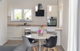 Modern Three Bedroom Apartment - Flowers B