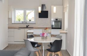 Modern Three Bedroom Apartment - Flowers B