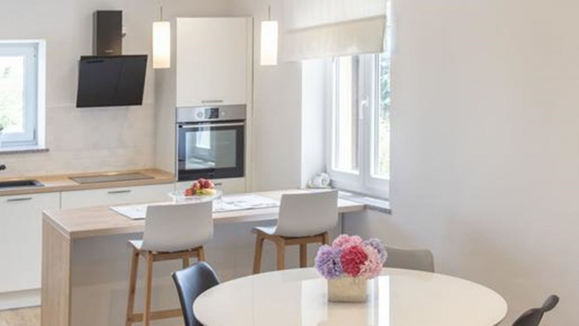 Modern Three Bedroom Apartment - Flowers B photo 2