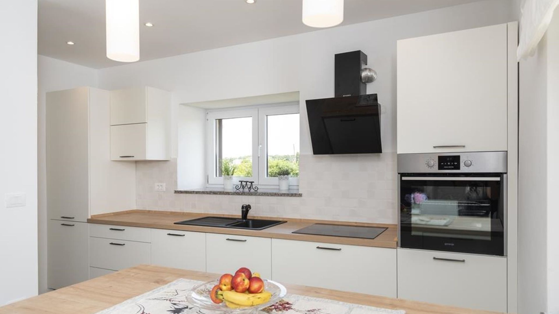 Modern Three Bedroom Apartment - Flowers B photo 5