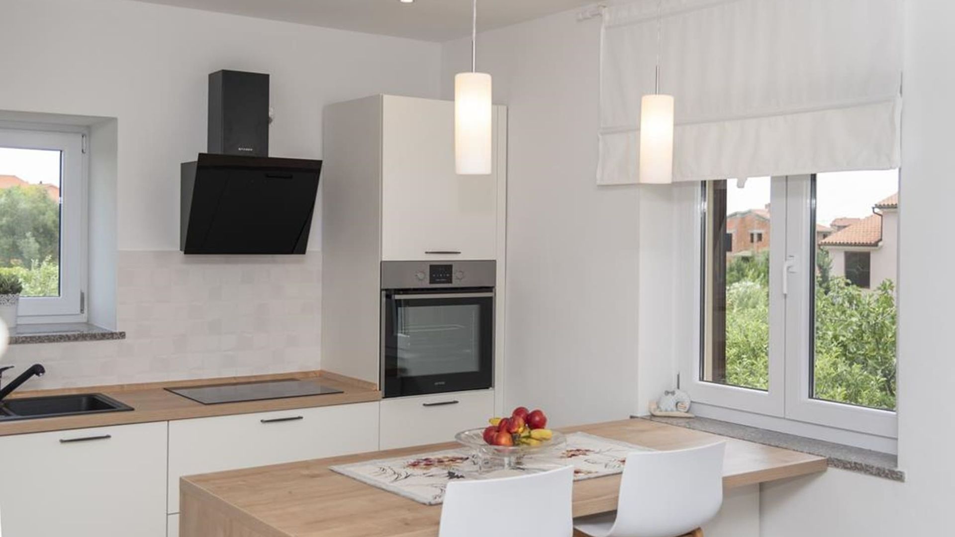 Modern Three Bedroom Apartment - Flowers B photo 3