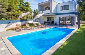 Villa Eva Tar