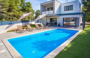 Villa Eva Tar