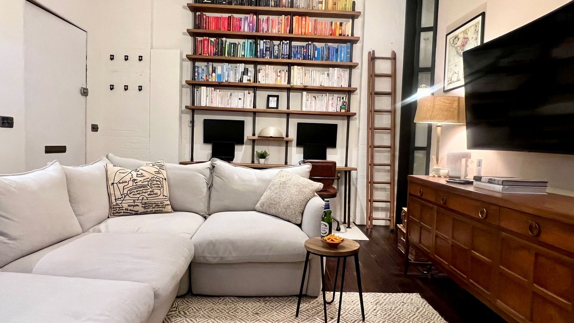 TV Studio Hideaway photo 4