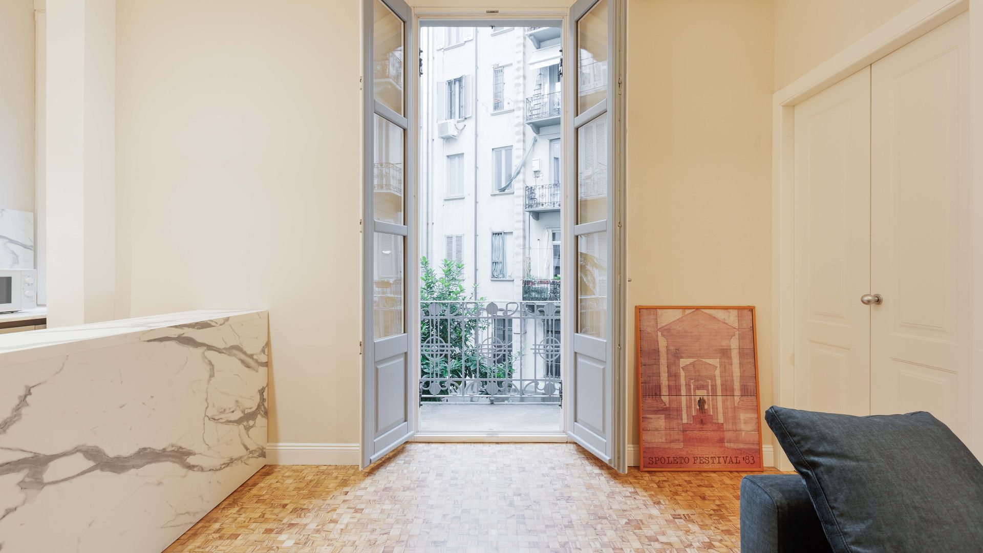 Milanese Aura photo 4