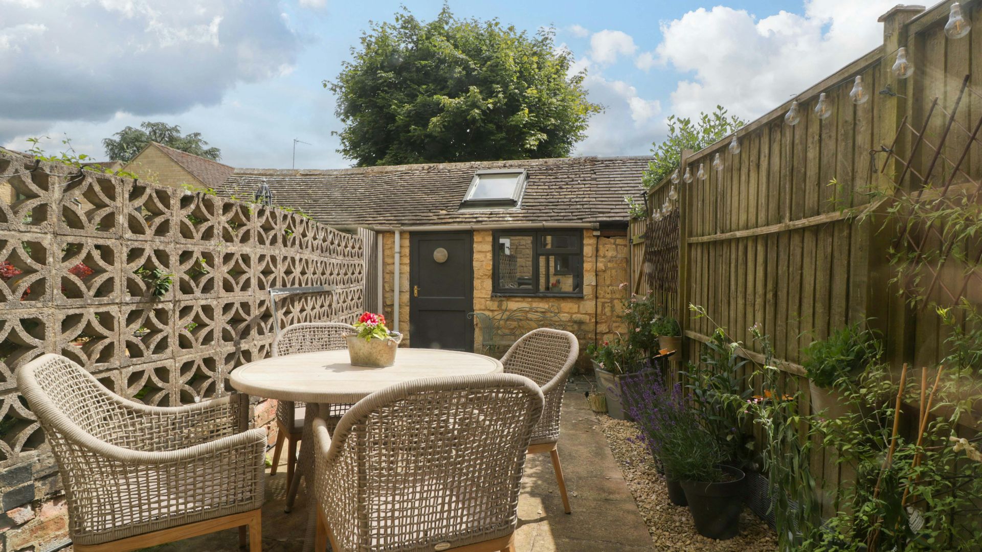 Cotswold Courtyard Garden photo 3