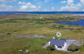 Hugh’s Cottage: Sea & Lake Views to Steal Your Heart