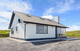 Hughs Cottage Sea Lake Views to Steal Your Heart