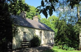 Romantic Riverside Gate Lodge