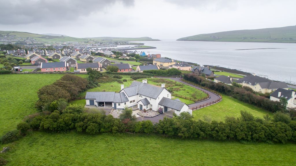 Luxury Dingle Town photo 2