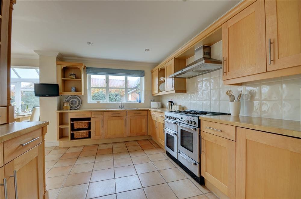11 Oaklands Crescent photo 3