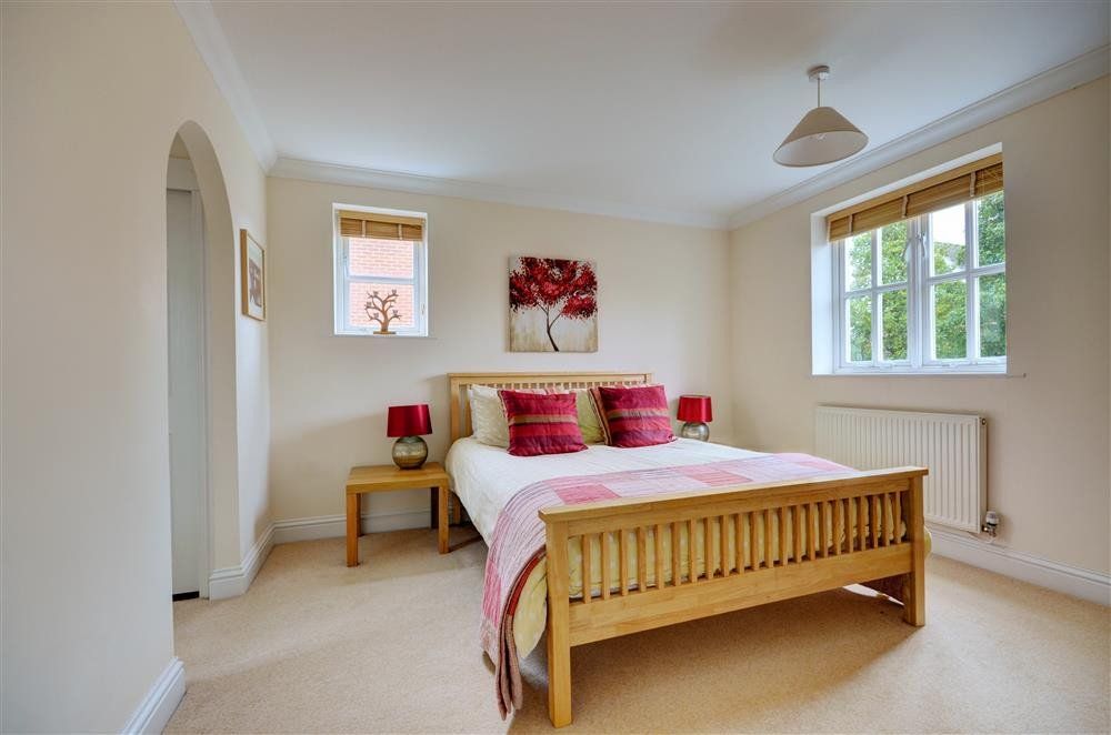 11 Oaklands Crescent photo 5