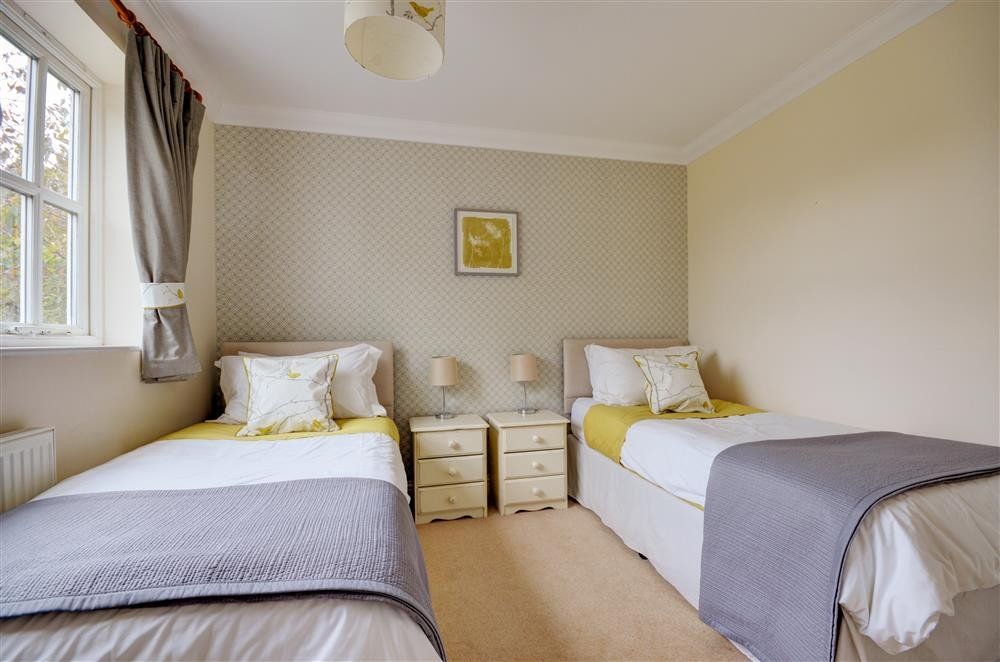 11 Oaklands Crescent photo 7