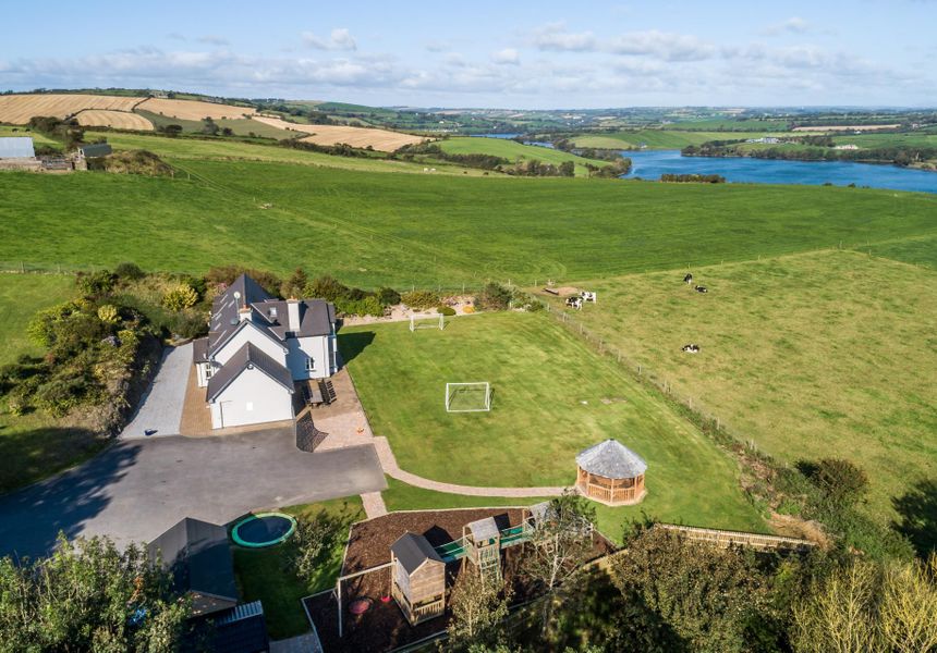 Four Winds, 7 minute drive to Kinsale town, sleeps 26 guests photo