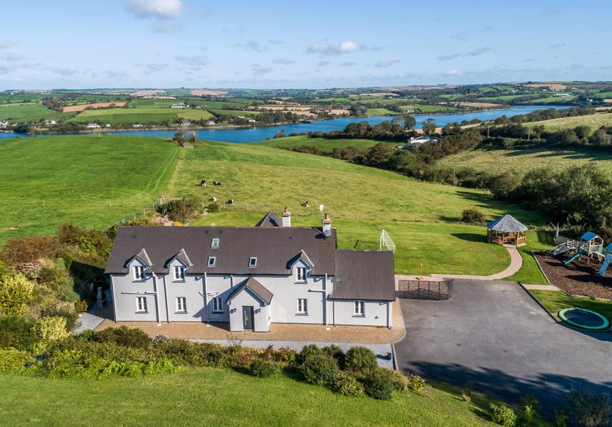 Four Winds, 7 minute drive to Kinsale town, sleeps 26 guests photo