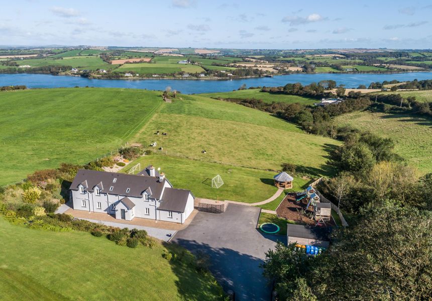 Four Winds, 7 minute drive to Kinsale town, sleeps 26 guests photo