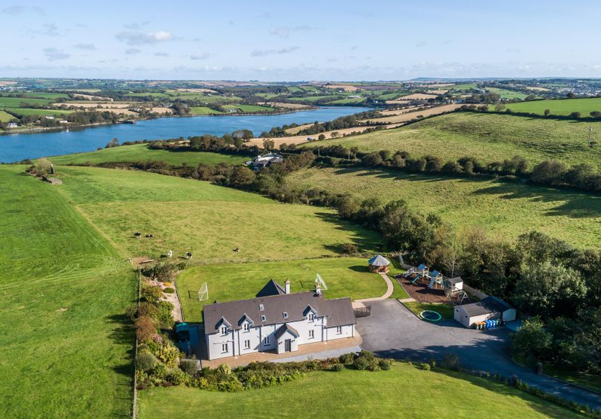Four Winds, 7 minute drive to Kinsale town, sleeps 26 guests photo