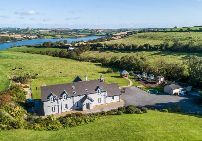 Four Winds, 7 minute drive to Kinsale town, sleeps 26 guests photo