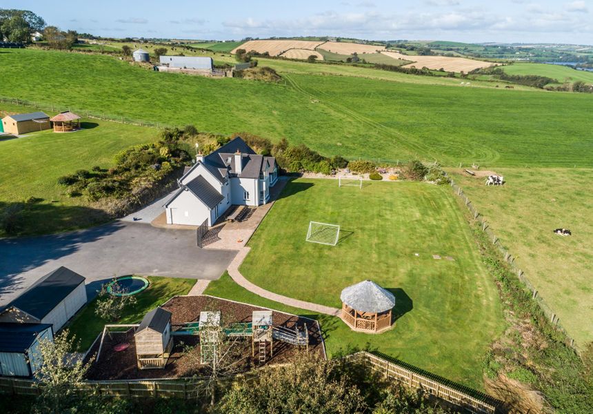 Four Winds, 7 minute drive to Kinsale town, sleeps 26 guests photo