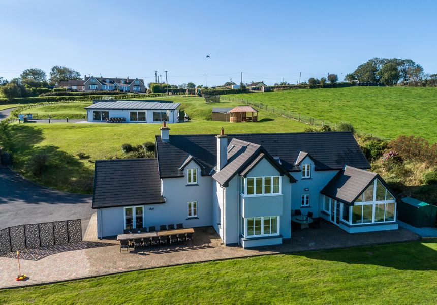 Four Winds, 7 minute drive to Kinsale town, sleeps 26 guests photo