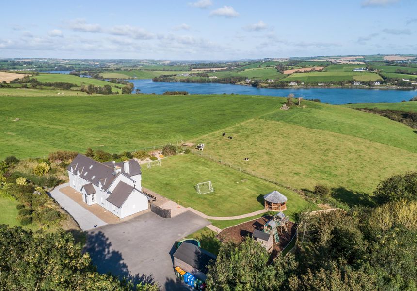 Four Winds, 7 minute drive to Kinsale town, sleeps 26 guests photo