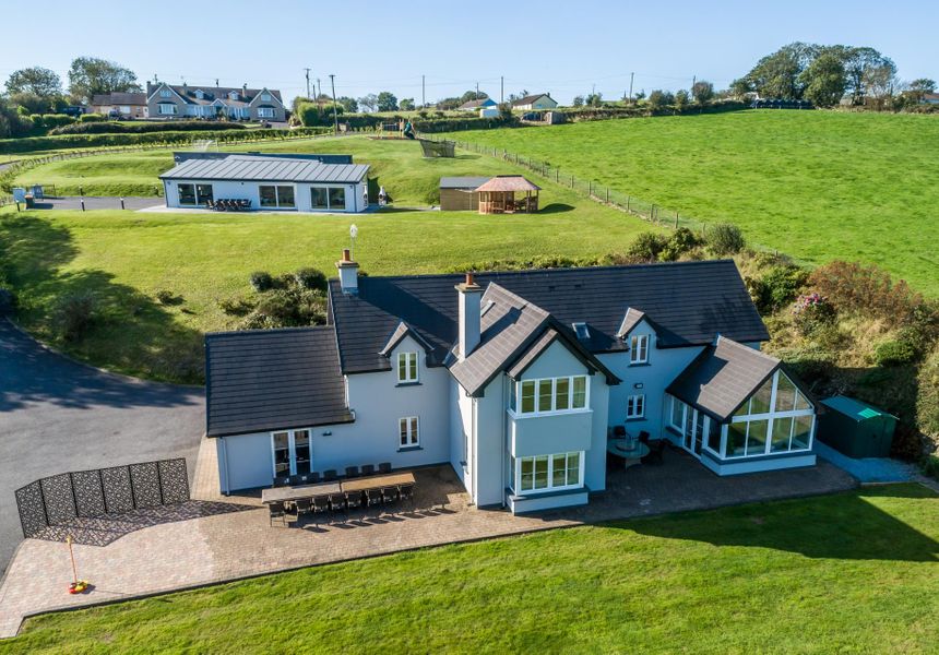 Four Winds, 7 minute drive to Kinsale town, sleeps 26 guests photo