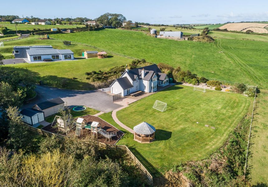 Four Winds, 7 minute drive to Kinsale town, sleeps 26 guests photo
