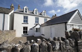 Carreg Lwyd Farmhouse