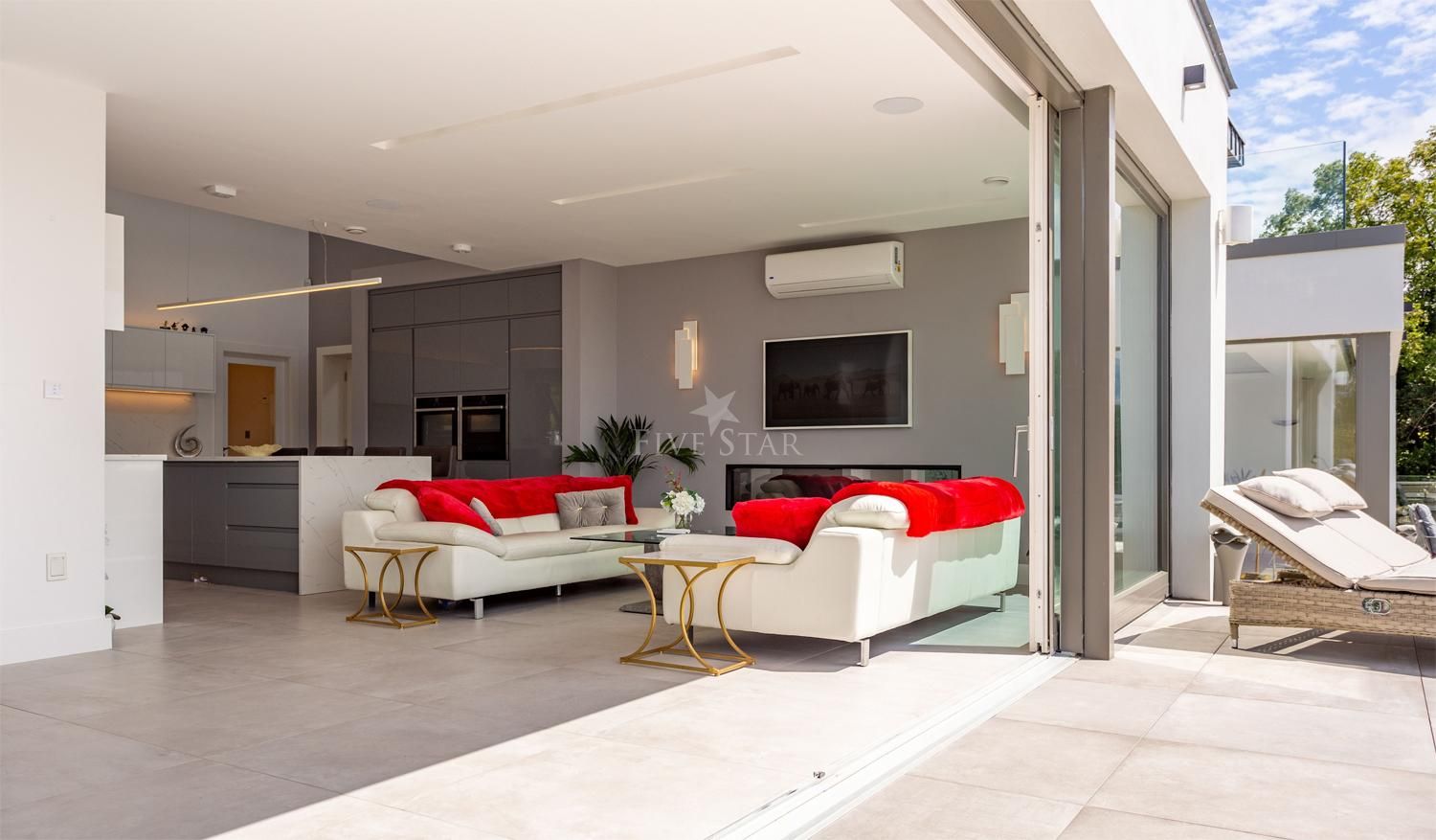 Stunning Lake Villa photo 6