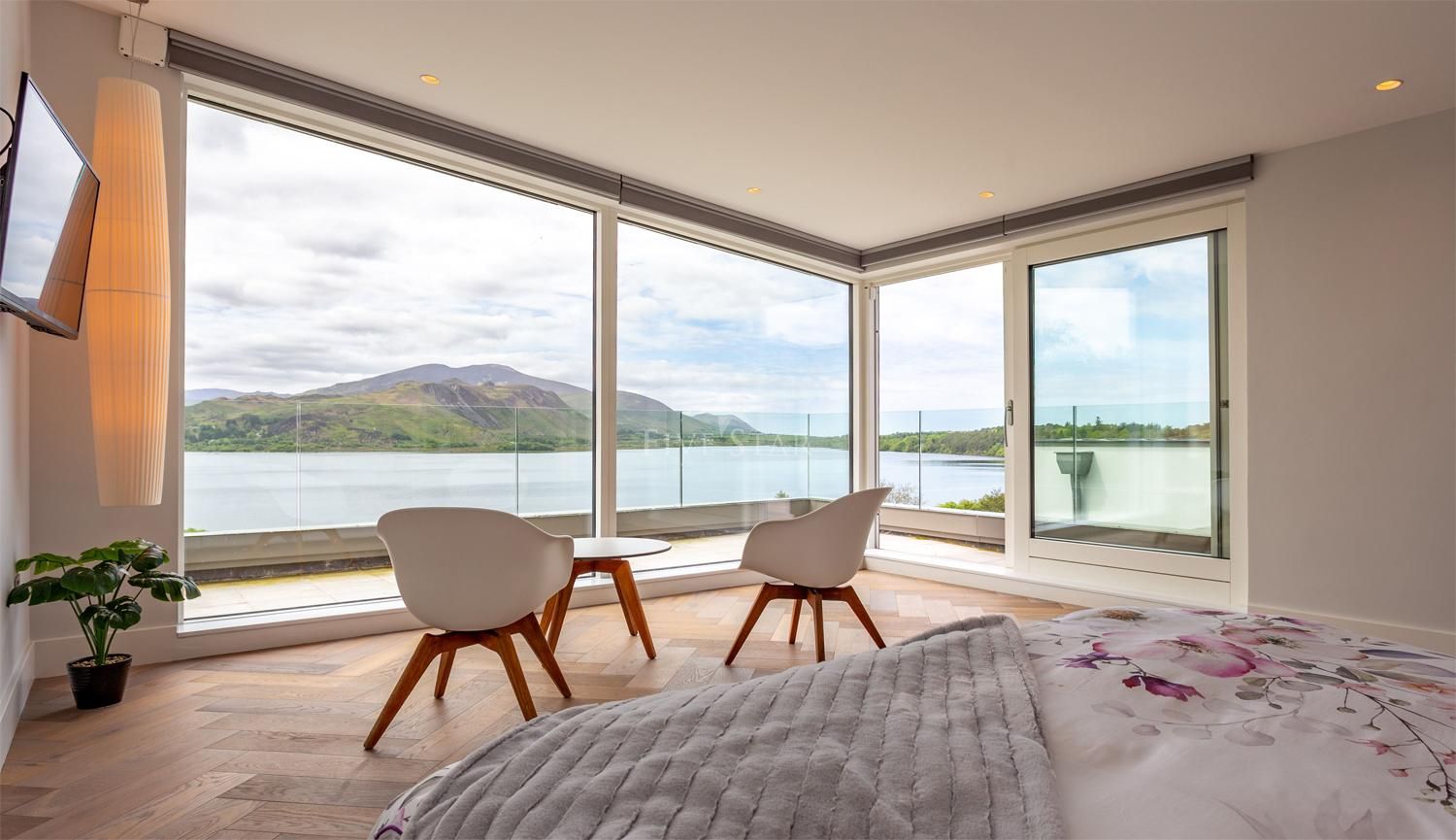 Stunning Lake Villa photo 18