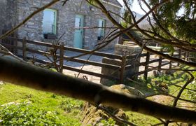Traditional Cosy Stone Cottage with harbour views 