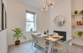 Drws Nesaf Cardiff Townhouse