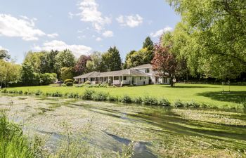 The River House. Avon Valley. Stonehenge (with fishing)