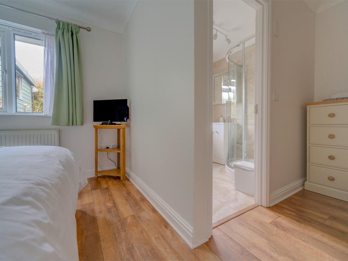 Bungalow in Isle of Wight photo 9