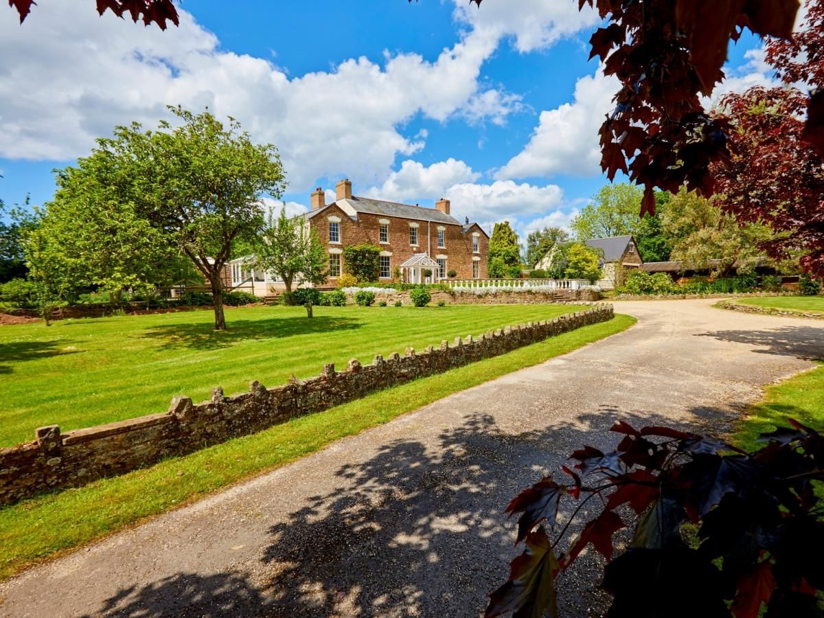 House in Gloucestershire photo 1
