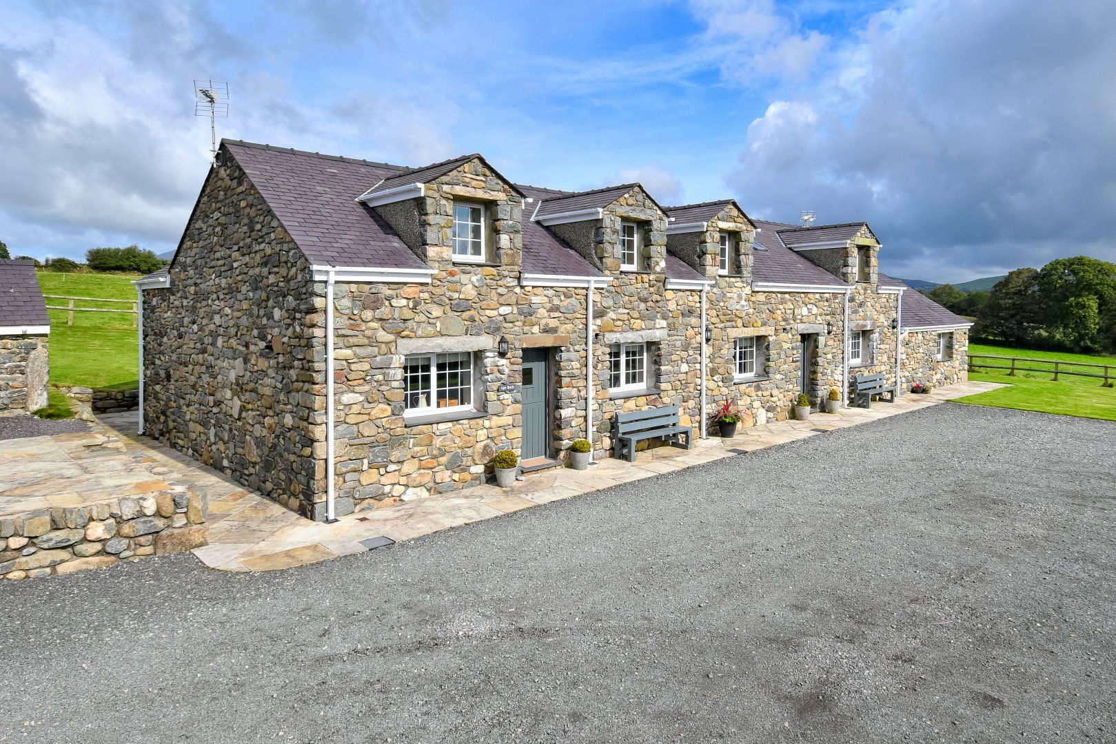 Llys Bach photo 1