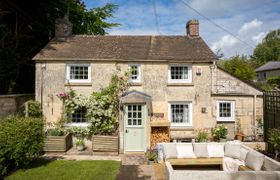 Queen of The Cotswolds reviews